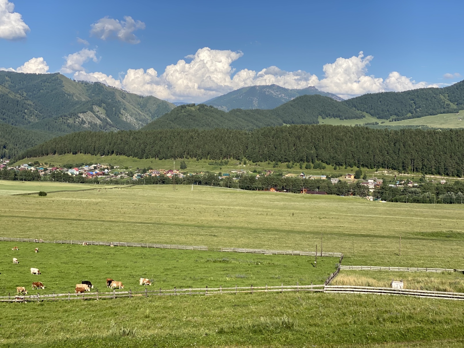 Панорама долины Аюлы и гор